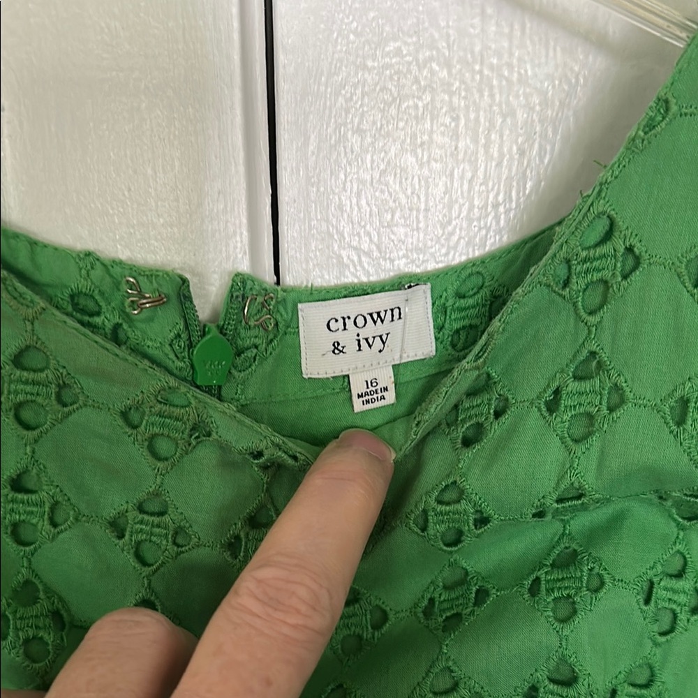 Crown & Ivy Vibrant Green Lace Blouse lined inside DRESS